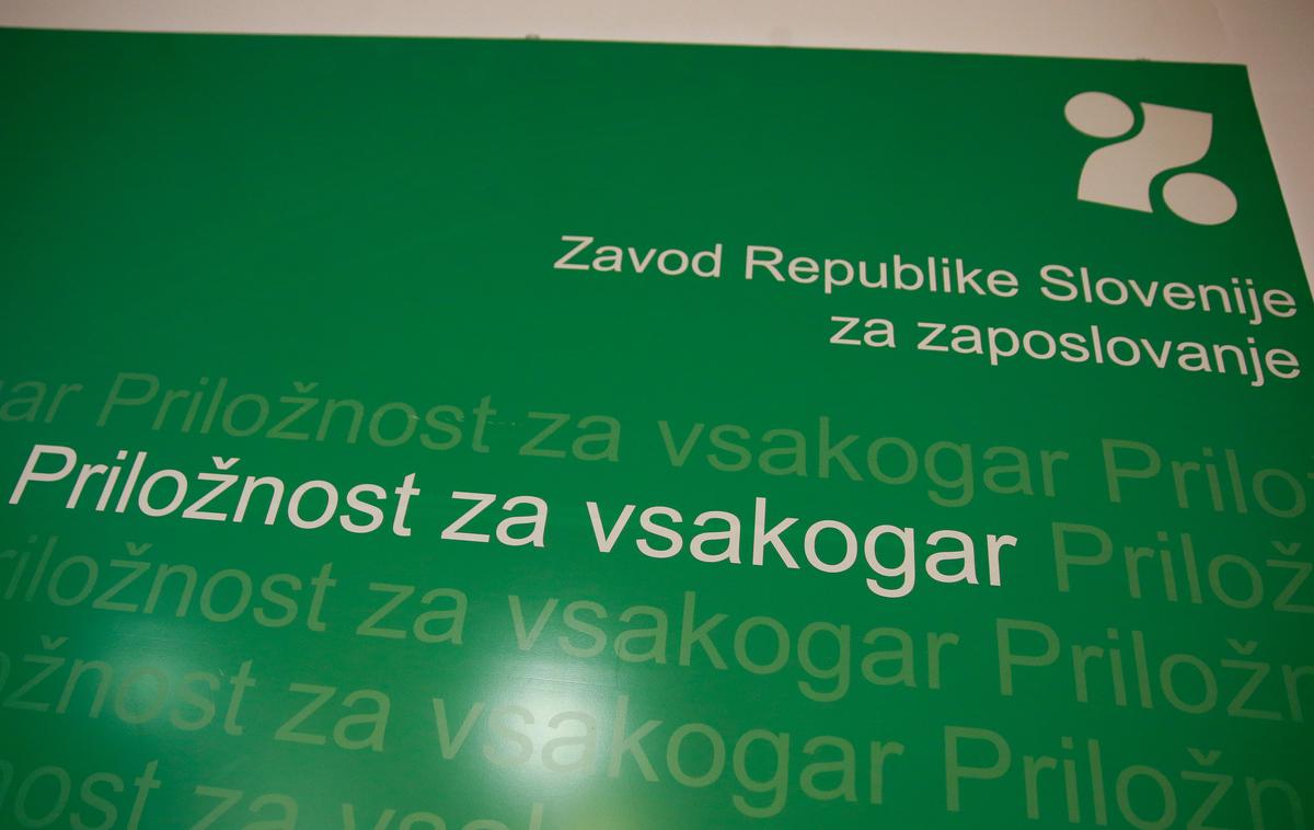 Zavod za zaposlovanje | Med pretekli mesec prijavljenimi brezposelnimi po navedbah zavoda prevladujejo osebe, ki jim je delovno razmerje prenehalo na področju predelovalnih dejavnosti in v dejavnosti trgovina, vzdrževanje in popravila motornih vozil. | Foto STA