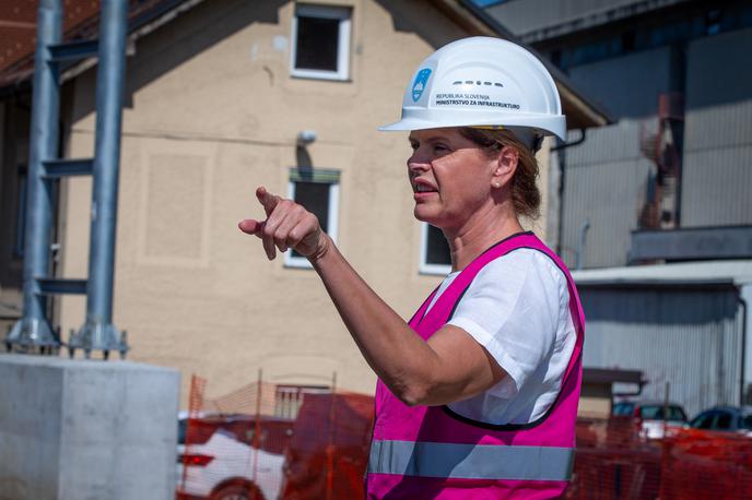 Gradbišče nadomestnega železniškega nadvoza na Dunajski | Alenka Bratušek si je poletni oddih za zdaj privoščila v Sloveniji. | Foto Gaja Hanuna