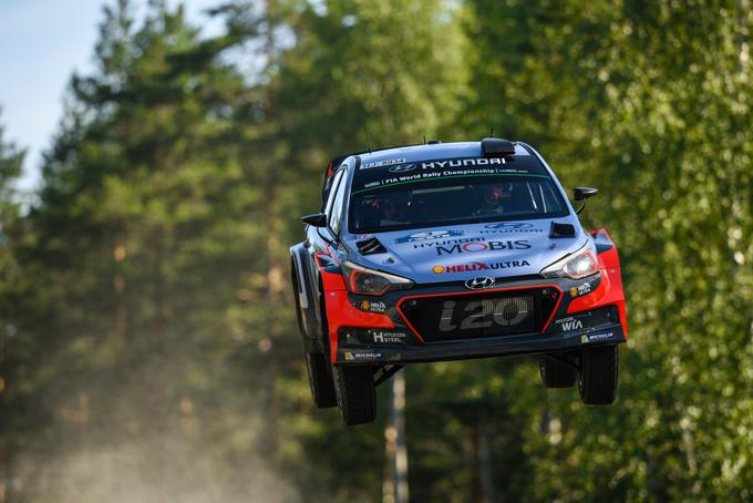 Thierry Neuville in Hyundai sta na Finskem že lani letela visoko in daleč, letos pa sta med vsemi posadkami v najboljši pripravljenosti. | Foto: AKK Sports