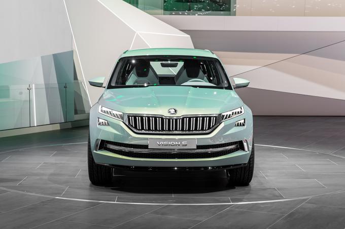 Kodiaq je nastal iz študije škoda vision S. Predstavljena je bila letos na salonu v Ženevi, medtem ko bo njen serijski izdelek ljudsko premiero doživel na jesenskem salonu v Parizu, kjer bomo tudi mi. Škoda bo sicer uradno prodajo kodiaqa začela v prvih mesecih leta 2017. Obljubljajo veliko varnosti in udobja zaradi sodobnih asistenčnih sistemov ter napredni multimedijski sistem z visoko stopnjo povezljivosti in komunikacije. | Foto: Škoda