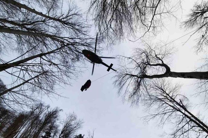 Nesreča, gore, helikopter | K sreči so vozniku hitro pomagali mimoidoči.  | Foto Gorska reševalna služba Tržič/Facebook