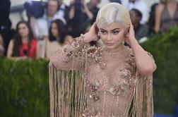 Kylie Jenner s svojo linijo ličil v letu in pol zaslužila skoraj pol milijarde