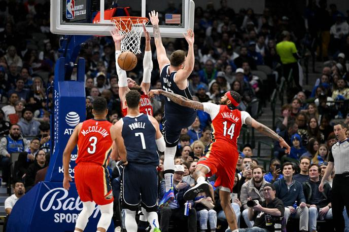 Luka Dončić Dallas Mavericks | Luka Dončić je v tretji četrtini utrpel boleč padec. | Foto Reuters