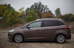 Ford grand C-max 1,5 EcoBoost titanium - pet sedežev za 4-člansko družino