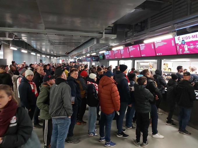 Največje gneče za pijačo in jedačo vladajo med polčasoma. | Foto: R. P.