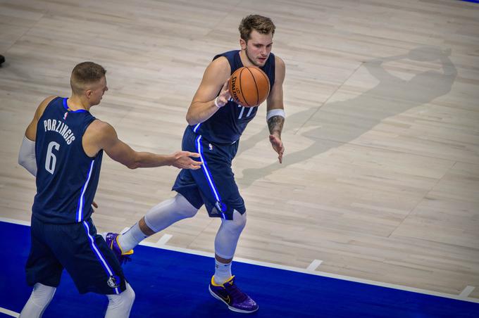 Trener Rick Carlisle nima podatka o tem, zakaj Porzingisu zateka koleno. | Foto: Reuters