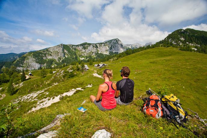 Pohodnika sedita na Krstenici pohodništvo | Foto Jošt Gantar, vir: www.slovenia.info