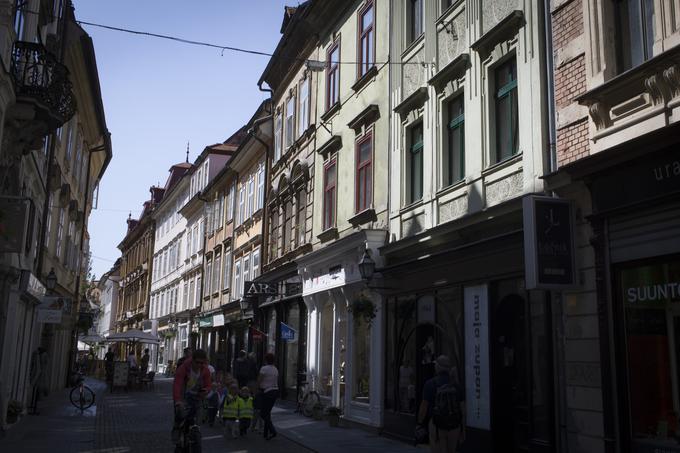 Stanovanje s tremi manjšimi sobami, kuhinjo, kopalnico in ločenimi sanitarijami na Starem trgu je prazno zadnjih 14 let. | Foto: Bojan Puhek