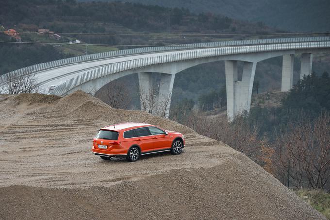 Alltrack  med vzpenjanjem po strminah ne zaostaja za športnimi SUV-vozili. Tudi med ustavljanjem in ponovnim speljevanjem ni težav, saj 4motion suvereno izbere, s katerim kolesom se bo passat pomaknil navzgor.  | Foto: Ciril Komotar