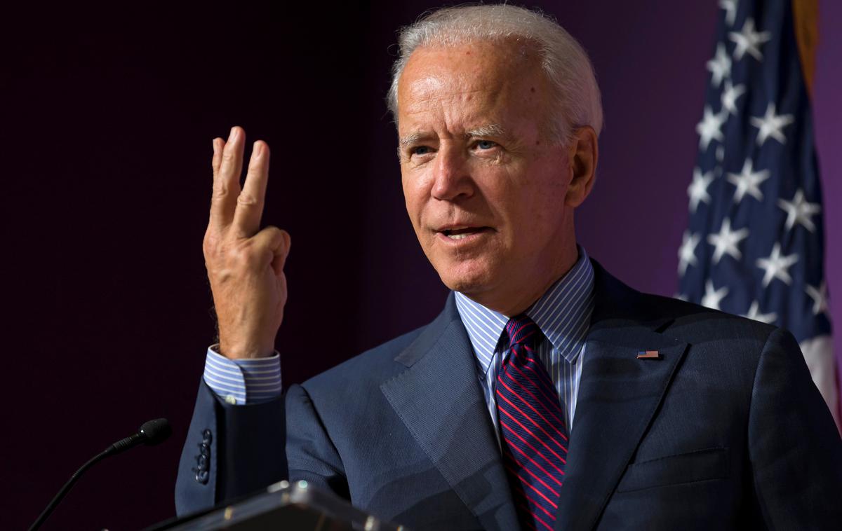 Joe Biden | Hekerji, ki so napadli vplivne uporabnike Twitterja, med katerimi je bil tudi Joe Biden, kandidat za naslednjega predsednika ZDA, ki se mu glede na zadnje raziskave obeta zmaga na volitvah, so imeli dostop do mogočnega orožja, ki bi ga lahko uporabili tudi drugače kot le za finančno prevaro. Dovolj bi bil en premišljeno napisan tvit in povzročili bi lahko politično krizo ali pa diskreditirali lastnika uporabniškega računa. | Foto Reuters