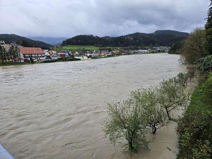 Zaradi obilnih padavin narašča reka Drava. | Foto: Matic Prevc/STA