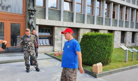 Šiško je moral sleči uniformo in hlače za vstop v DZ #video