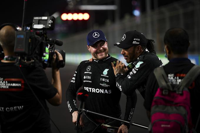 Hamilton se dobrika Bottasu. | Foto: AP / Guliverimage