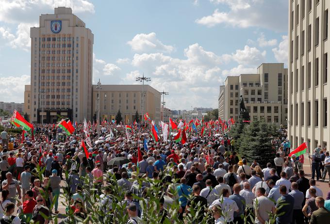 Na protestih so se zbrali tudi podporniki predsednika Lukašenka. | Foto: Reuters