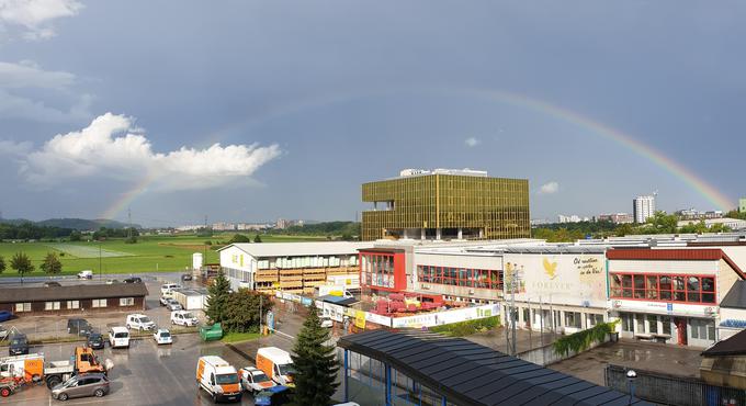 Barvita mavrica je zelo redek gost in zelo dobra osvežitev v sicer zelo sivi industrijski coni Stegne pri Ljubljani. | Foto: Metka Prezelj