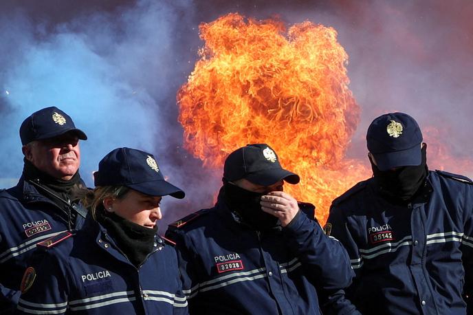 Protest v Albaniji | Protest sta sicer skupaj organizirali Berisheva Demokratska stranka in Svobodnjaška stranka nekdanjega predsednika Ilirja Mete, ki sta nedavno združili moči v poskusu, da dosežeta odstop premierja Rame. | Foto Reuters