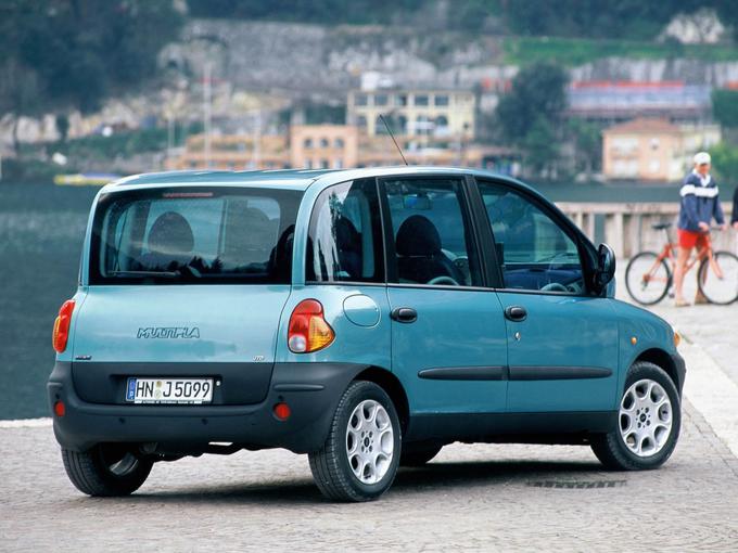 Velika stekla in arhitektura od brava, dodatni žarometi pod vetrobranskim steklom in kockasta oblika. Multipla še danes požira poglede mimoidočih. | Foto: Fiat