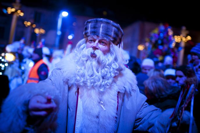 Dedek Mraz | Dedek Mraz je oblečen v ovčji krznen plašč s slovenskimi vzorci, na glavi ima tradicionalno slovensko polhovko, v roki pa sprehajalno palico. | Foto Matej Leskovšek