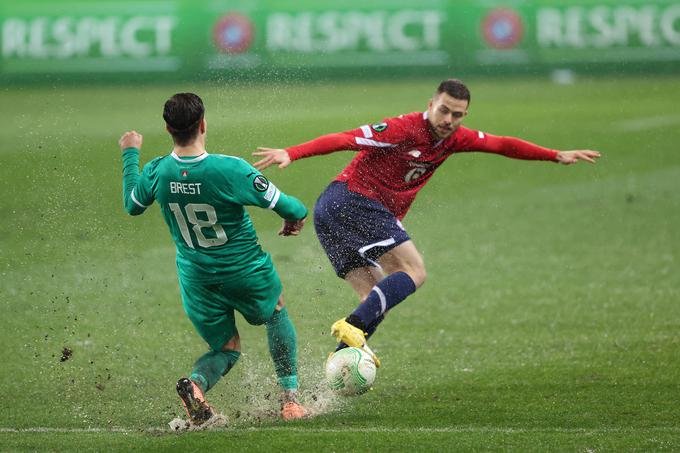 Težke razmere za igranje nogometa v Stožicah. | Foto: www.alesfevzer.com