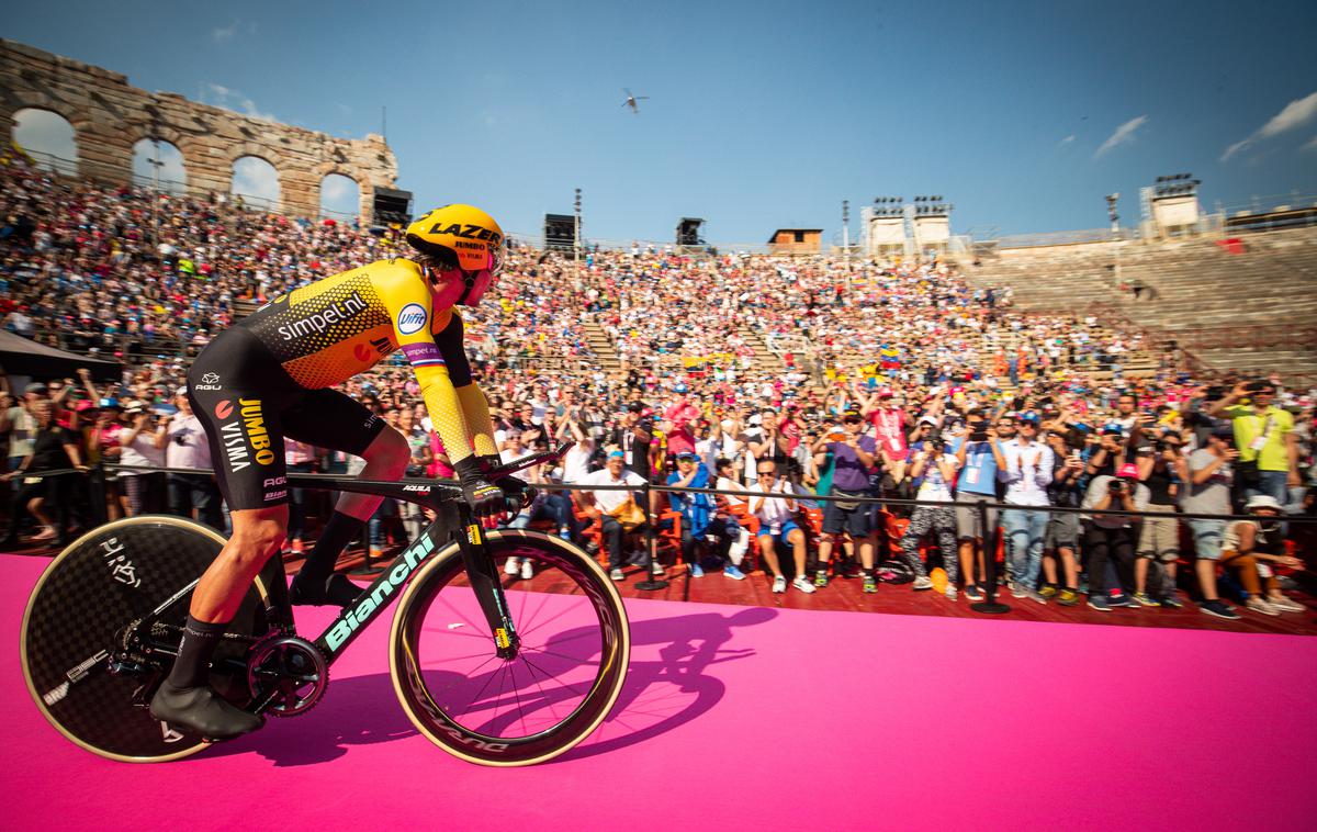 Primož Roglič Giro Verona | Primož Roglič v veličastni veronski areni, kjer se je sklenilo zadnje dejanje 102. izvedbe Dirke po Italiji. | Foto Anže Malovrh/STA