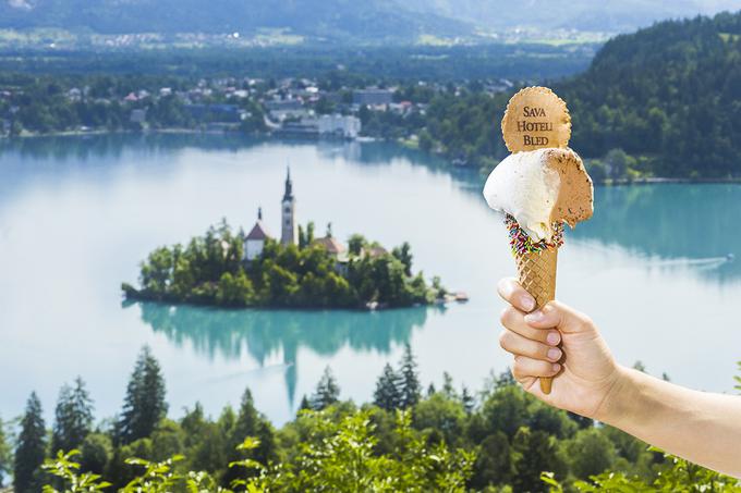 Bled je s pomočjo Sladogleda, omamnega sladolednega okusa, osvojil laskavi naziv najboljše sladoledne destinacije na svetu! Okus Sladogled je sestavljen iz treh plasti: iz temne čokolade s surovimi zrni kakava, iz kvinojine sladoledne kreme z mandeljni, cimetom in rozinami ter bogatega mascarponeja. Sicer lahko v Kavarni Park izbirate med kar 18 različnimi okusi domačega sladoleda! | Foto: 