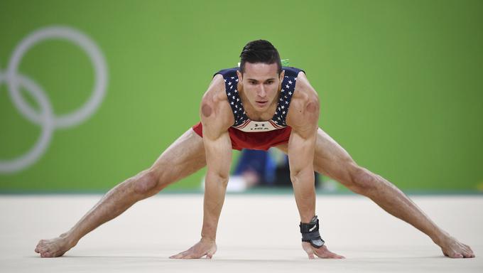 Telovadec Alexander Naddour si tako kot nekateri reprezentančni kolegi pomaga s to vrsto terapije. Madeže lahko vidite na njegovih ramenih. | Foto: 