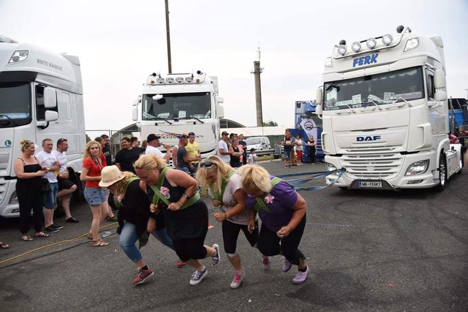 Ferkova s kolegicami voznicami na tekmovanju v vleki kamiona na Truck Showu v Mariboru.  | Foto: osebni arhiv/Lana Kokl