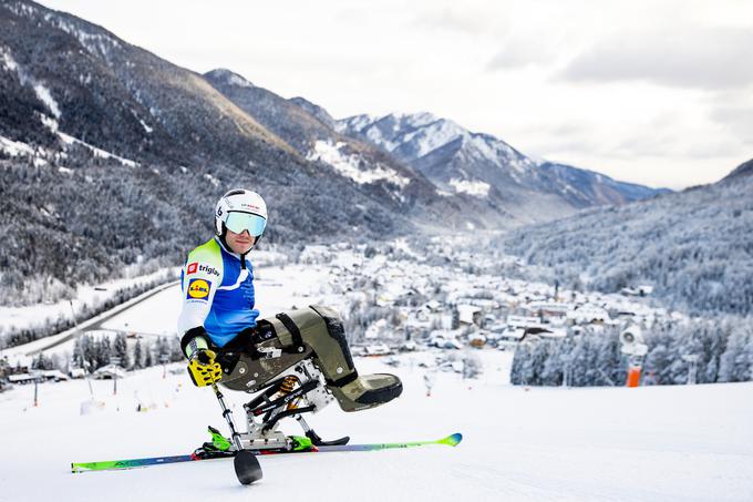 "Smučišča v Sloveniji žal še niso prilagojena invalidom, veseli pa me, da imamo v tej uspešni zgodbi Jerneja, ki razvija panogo sedečega smučanja." | Foto: Sportida