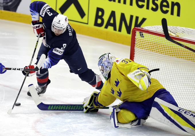 Vratar Švedov Anders Nilsson je zaustavil vseh 41 strelov Američanov. Učinkoviti Skandinavci so sprožili zgolj 20 strelov in šestkrat zadeli. | Foto: Reuters