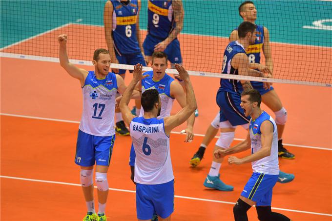 "Vemo, da se Slovenci, če nam uspeva servis, lahko kosamo z vsako reprezentanco. To smo sinoči v prvem setu tudi pokazali." | Foto: FIVB