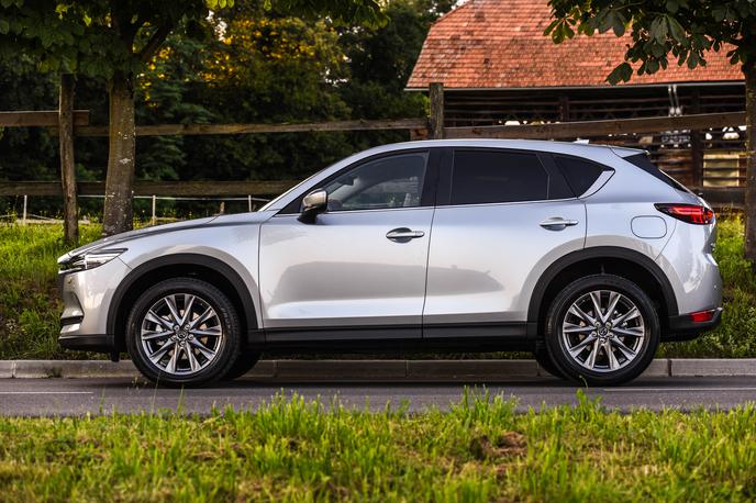 Mazda CX-5 | Na mazdi CX-5, oblikovani po pravilih SUV, z ostrino izstopa samo sprednji del. Terenske obloge so tanke, spojler je en sam in še ta ne prav velik. | Foto Gašper Pirman