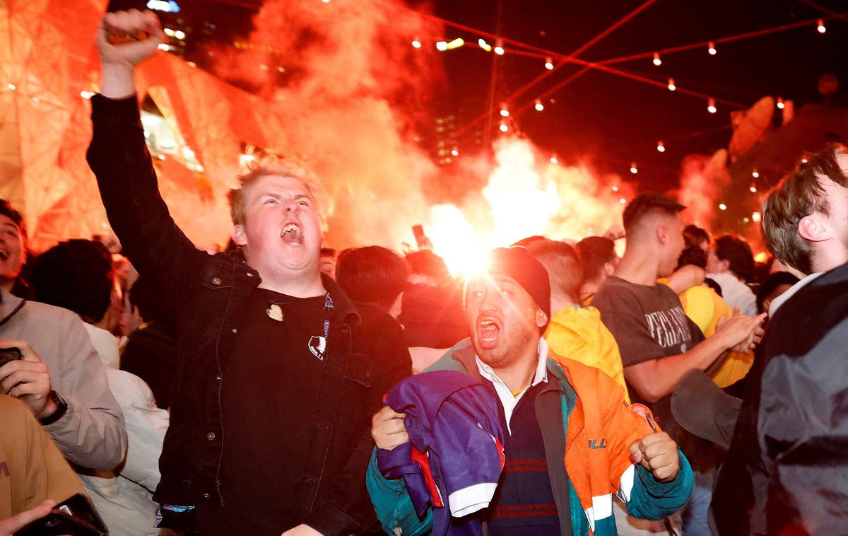 Avstralski navijači | Avstralski navijači so ponoreli, ko se je njihova reprezentanca uvrstila v osmino finala. | Foto Reuters