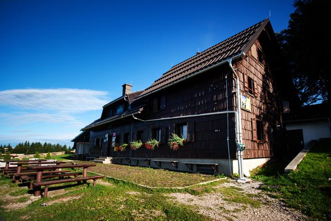 Novi koronavirus je na goro, na kateri je koča odprta skoraj vse dni v letu, "pripeljal" še več ljudi kot običajno. | Foto: Peter Podobnik/Sportida