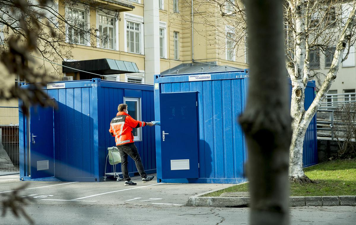 Kontejnerji pred UKC Ljubljana | Foto Ana Kovač