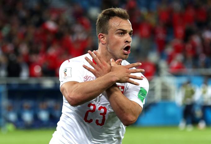 Na dvoboju med Švico in Srbijo, ki bosta tekmeca v skupini tudi v Katarju, je bilo zelo dramatično. Zmagovalca je v zadnji minuti odločil Xherdan Shaqiri, nato pred kamerami razprl roke v obliki dvoglavega albanskega orla in poskrbel za zgražanje srbskih navijačev. Na tekmi je po sendviču med švicarskima branilcema padel Aleksander Mitrović, dišalo je po očitni najstrožji kazni, ki pa je, čeprav je bil na voljo tudi VAR, Srbija ni dočakala. Ta odločitev je še dolgo dvigala prah. | Foto: Getty Images