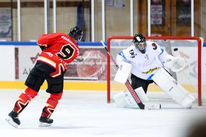 Takole se je julija nekdanji vratar Klemen Mohorič ob slovesu Raze vrnil v gol, zdaj pa bdi nad čuvaji mreže KHL-ovca Slovana iz Bratislave. | Foto: Matic Klanšek Velej/Sportida