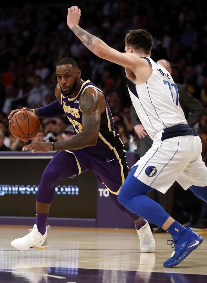 Več kot le tekmeca: LeBron James in Luka Dončić. | Foto: Getty Images