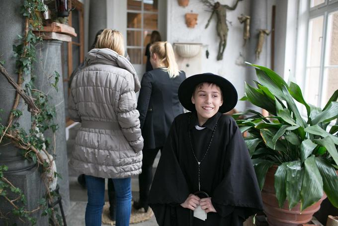 Prvi kustos, ki vas bo pozdravil v veži, ki jo je Plečnik izdelal zato, da bi kuhinjo zaščitil pred mrazom in vlago, je duhovnik in pisatelj Fran Saleški Finžgar, ki je bil Plečnikov sosed. Povedal je, da je bil arhitekt zelo pobožen človek, a da ga je le redkokdo prepričal, da bi šel k maši. Bil je večno samski, živel je zgolj za svoje delo. | Foto: Klemen Korenjak