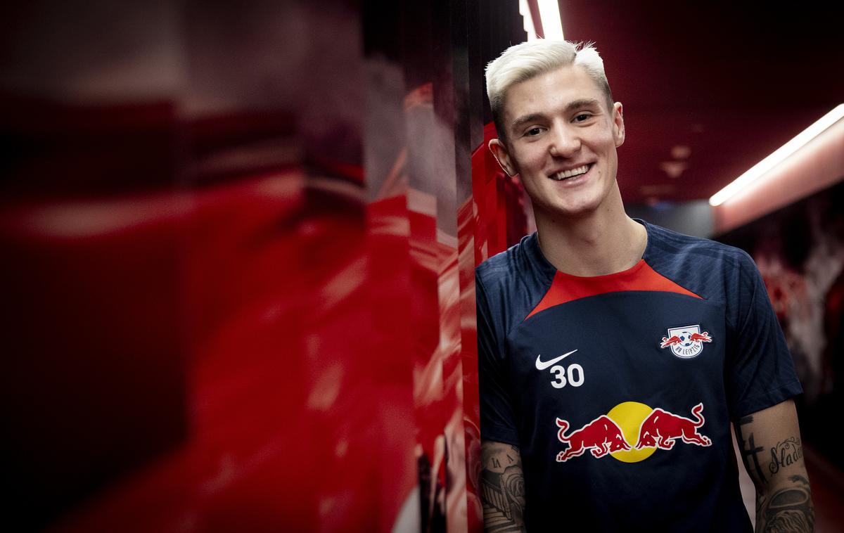 Benjamin Šeško | Slovenski nogometni reprezentant Benjamin Šeško je deležen zanimanja največjih evropskih klubov. Za zdaj je zelo zadovoljen s tem, kar mu nudi RB Leipzig. Z njim ima sklenjeno pogodbo vse do leta 2028. | Foto Ana Kovač