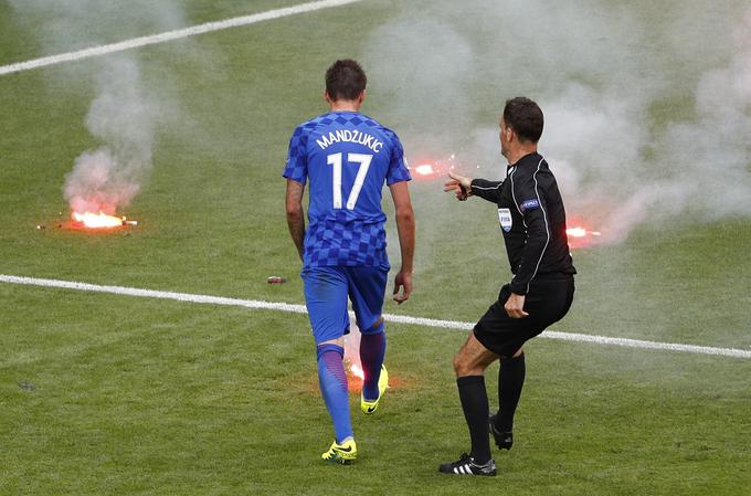 Mark Clattenburg je sodil tudi na tekmi med Hrvaško in Češko, ki jo je moral za nekaj minut prekiniti. | Foto: Reuters