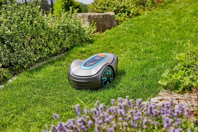 Robotska kosilnica GARDENA SILENO minimo zagotavlja izvrstno nego trate in košnjo manjših zelenic. | Foto: Gardena