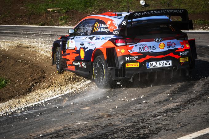 Moštvo Hyundaija je reli začelo bolje od Toyote, a včeraj so se razmerja obrnila. Prvo in tretje mesto držita njihova dirkača Ogier in Evans, med njima pa je prvi voznik Hyundaija Neuville. Razlika med njimi je le deset sekund. | Foto: Red Bull