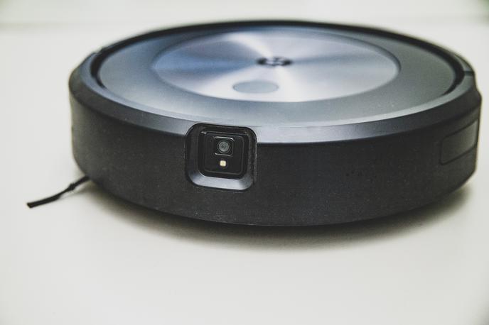 Roomba j7 | Pametni sesalniki Roomba družbe iRobot bi lahko kmalu prešli v last Amazoma. Ali bi nas to moralo skrbeti? | Foto Ana Kovač