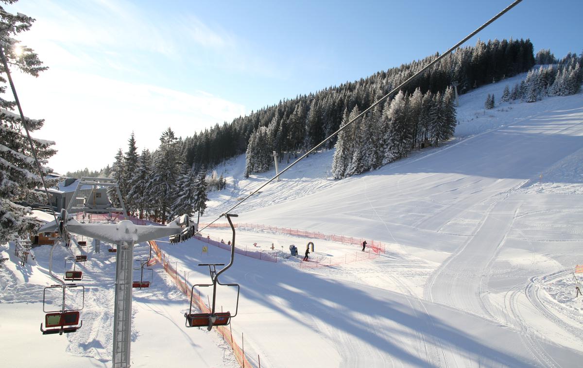 Golte dec 2019 | Na večini slovenskih smučišč (na fotografij je smučišče Golte) bodo že ta konec tedna pognali žičniške naprave. Večina upravljavcev smučišč je proge zasnežila s tehničnim snegom.  