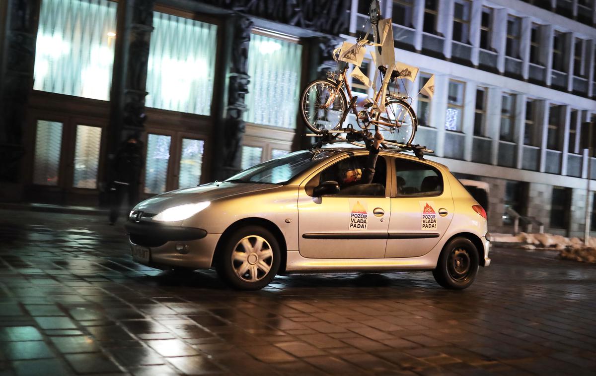 Protest v Ljubljani | Udeleženci shoda so v avtomobilih krožili po središču Ljubljane. | Foto STA