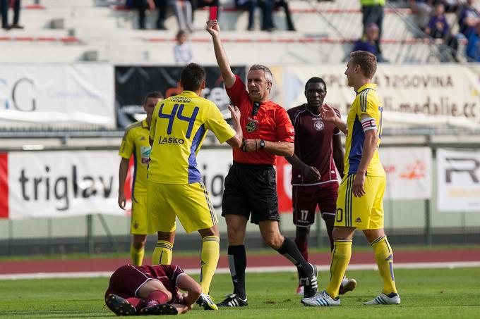 ... ko pa so vijolice nazadnje izgubile na gostovanju v Kranju, bilo je leta 2012, pa je bil kapetan Maribora! Takrat so Kranjčani dobro izkoristili izključitev Arghusa in zmagali z 1:0. | Foto: Grega Valančič/Sportida