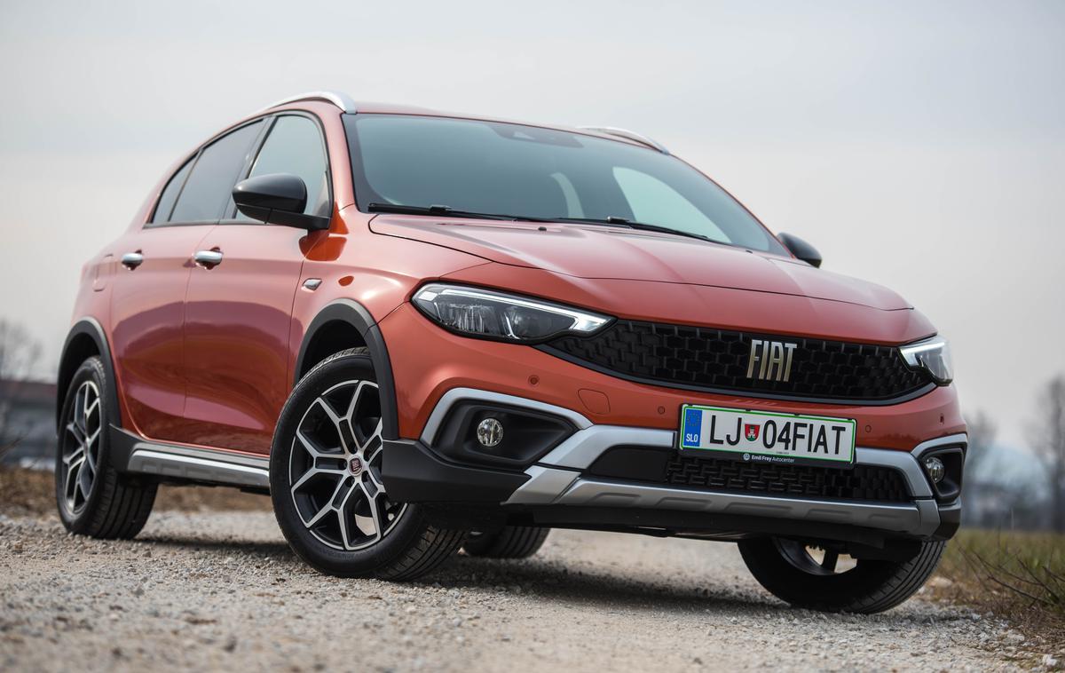 Fiat tipo cross | LED žarometa samodejno preklopita med dolgimi in zasenčenimi lučmi. | Foto Gašper Pirman