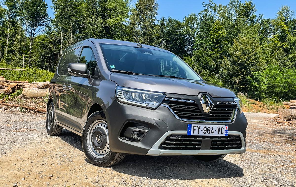 Renault kangoo van | To je novi kangoo van, ki bo na naše ceste zapeljal na začetku prihodnjega leta. Oblikovno drugačen in izjemno praktičen bo iskal kupce izključno v razredu lahkih gospodarskih vozil, saj potniške različice k nam ne bo. | Foto Gašper Pirman