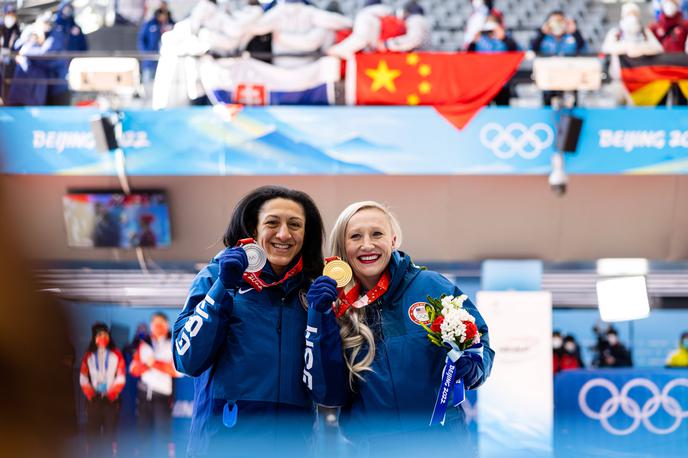 Elana Meyers Taylor | Ameriška tekmovalka v bobu Elana Meyers Taylor (levo) uspešno združuje materinstvo in vrhunski šport. Na olimpijske igre v Peking, kjer je postala olimpijska podprvakinja v bobu enosedu, je pripotovala z dveletnim sinom Nicom, ki zaradi zdravstvenih težav potrebuje posebno nego.  | Foto Guliverimage