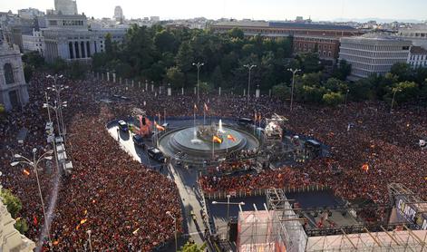 Evropski prvaki prispeli v domovino, v Madridu veliko slavje #foto #video